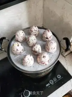 Make Dancing net red sticky bean buns step 7