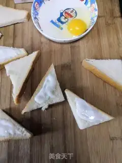 Make Toast yogurt triangle step 1
