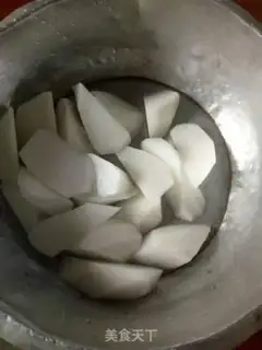 Make Pork elbow ink radish soup step 1
