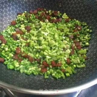 Make Garlic sausage fried rice step 5