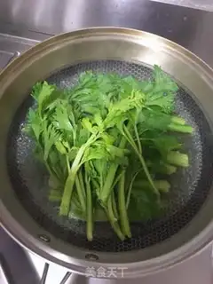Make Celery pork dumplings step 1