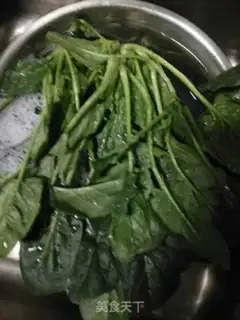 Make Spinach egg pie step 1