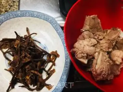 Make Soupbone tea and mushrooms step 1