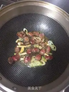 Make Spinach meat and horseshoe buns step 16