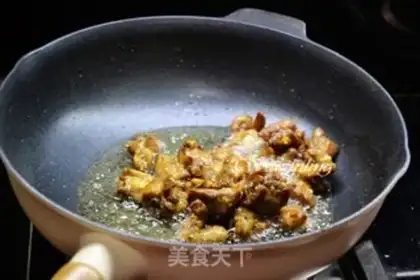 Make Cheese gravy, fried ribs step 2