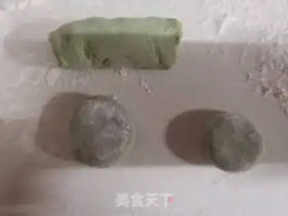 Make Spinach meat and horseshoe buns step 17
