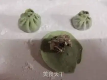 Make Spinach meat and horseshoe buns step 18