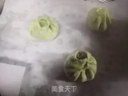 Make Spinach meat and horseshoe buns step 19