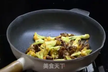 Make Cheese gravy, fried ribs step 5