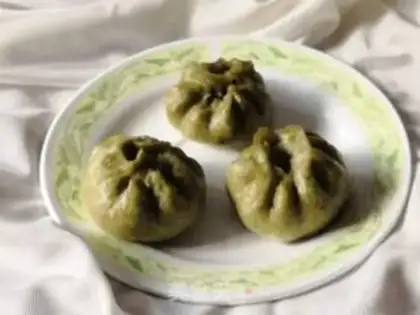 Make Spinach meat and horseshoe buns step 22