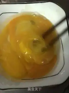 Make Tomato fried eggs step 1