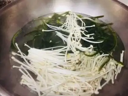 Make Spicy sea belt silk needle mushrooms step 1