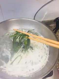 Make Spicy sea belt silk needle mushrooms step 2