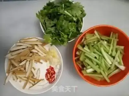 Make Celery fried dry step 0