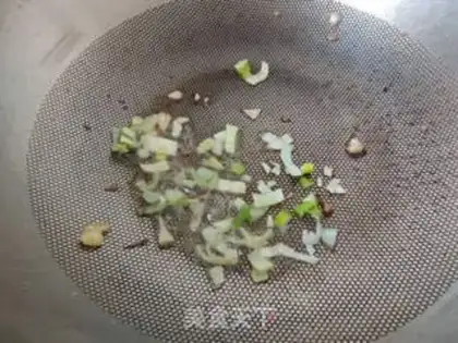 Make Spinach juice and fried eggs step 3
