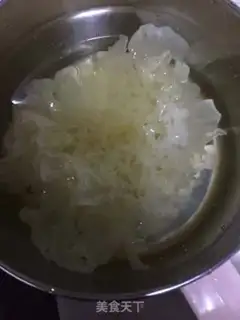 Make Peach glue silver ear soup step 1