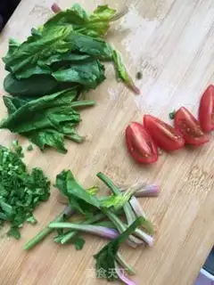 Make Garlic spinach shrimp hot noodles step 1