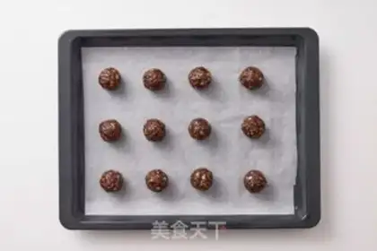 Make oatmeal chocolate energy ball step 3