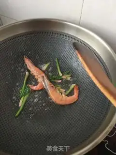 Make Garlic spinach shrimp hot noodles step 4