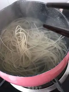 Make Garlic spinach shrimp hot noodles step 7