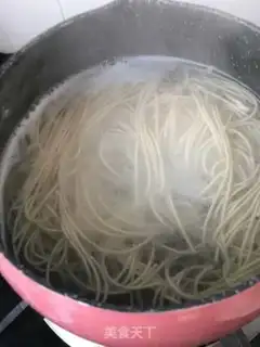 Make Garlic spinach shrimp hot noodles step 8