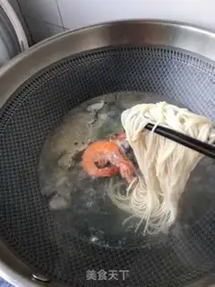 Make Garlic spinach shrimp hot noodles step 9