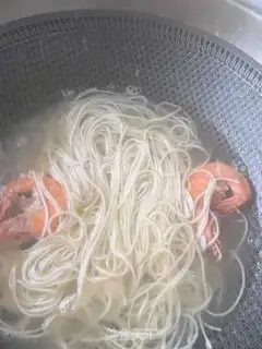 Make Garlic spinach shrimp hot noodles step 10