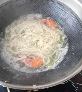 Make Garlic spinach shrimp hot noodles step 11