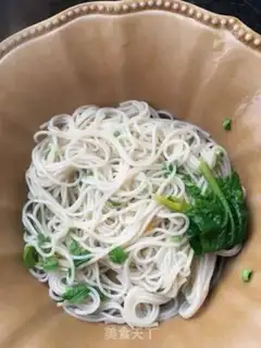 Make Garlic spinach shrimp hot noodles step 13