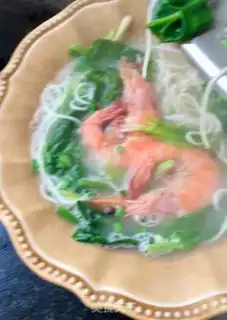 Make Garlic spinach shrimp hot noodles step 14