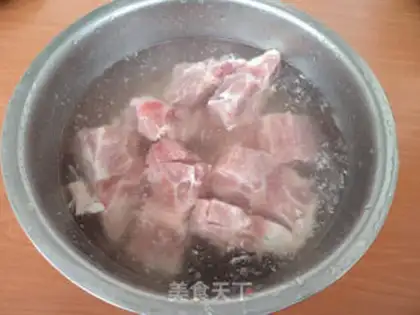 Make Fungus chop soup step 1