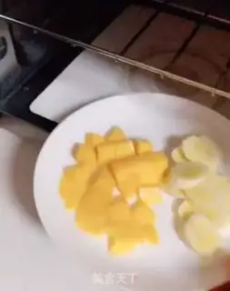 Make Banana mango juice step 1
