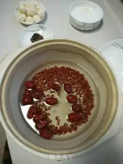 Make Red dates, red beans, soup step 1