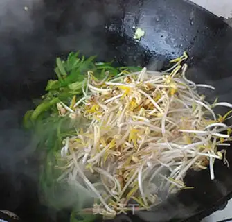 Make The green bean sprouts step 4