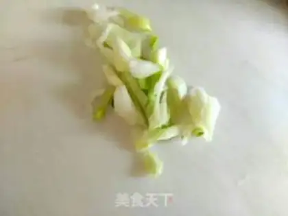 Make cucumber-mixed egg soup step 1