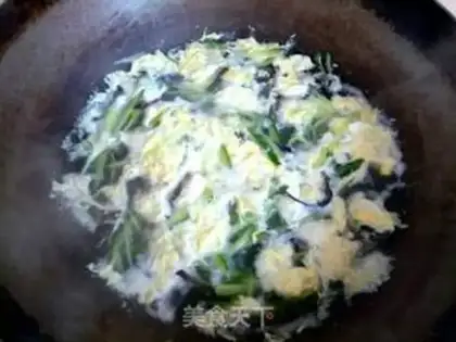Make cucumber-mixed egg soup step 5