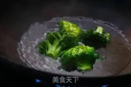 Make West Blue Flower Pill salad ball step 2