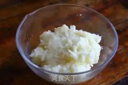Make West Blue Flower Pill salad ball step 3