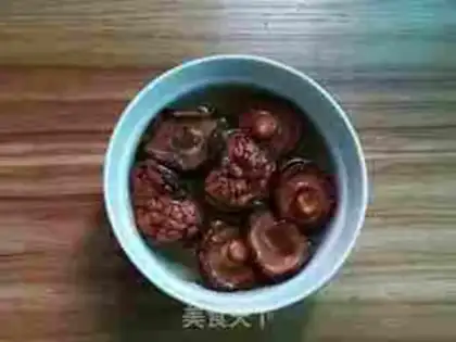 Make Weenie chestnut rice step 1
