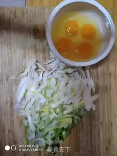 Make Onion fried eggs step 1
