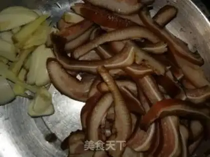 Make Onion fried pig ears step 1