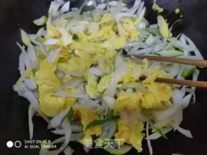 Make Onion fried eggs step 4