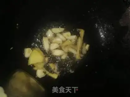 Make Onion fried pig ears step 3