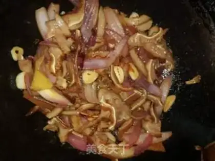 Make Onion fried pig ears step 7