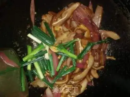 Make Onion fried pig ears step 8