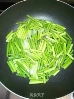 Make Garlic fried eggs step 1