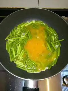 Make Garlic fried eggs step 2