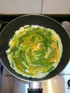 Make Garlic fried eggs step 3
