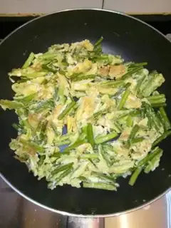 Make Garlic fried eggs step 4