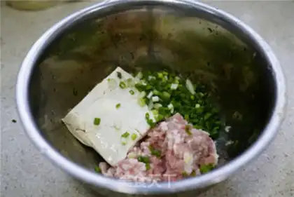 Make Six fungus meat dumplings step 1